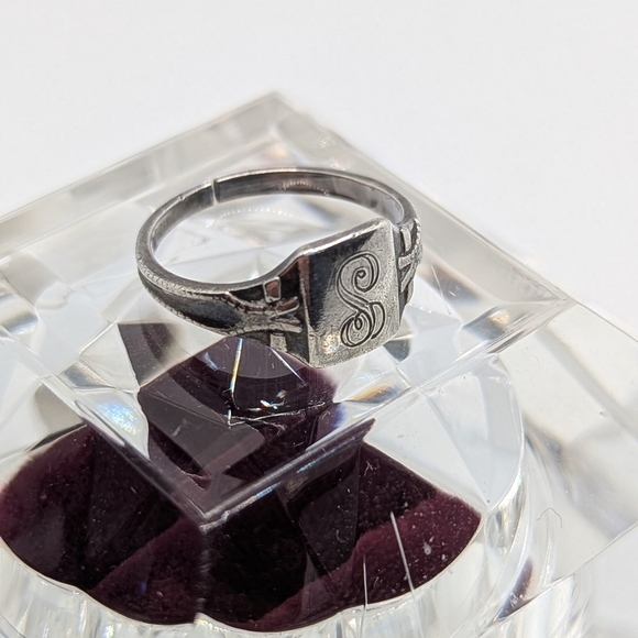 Signet Design Ring - Picture 3 of 4